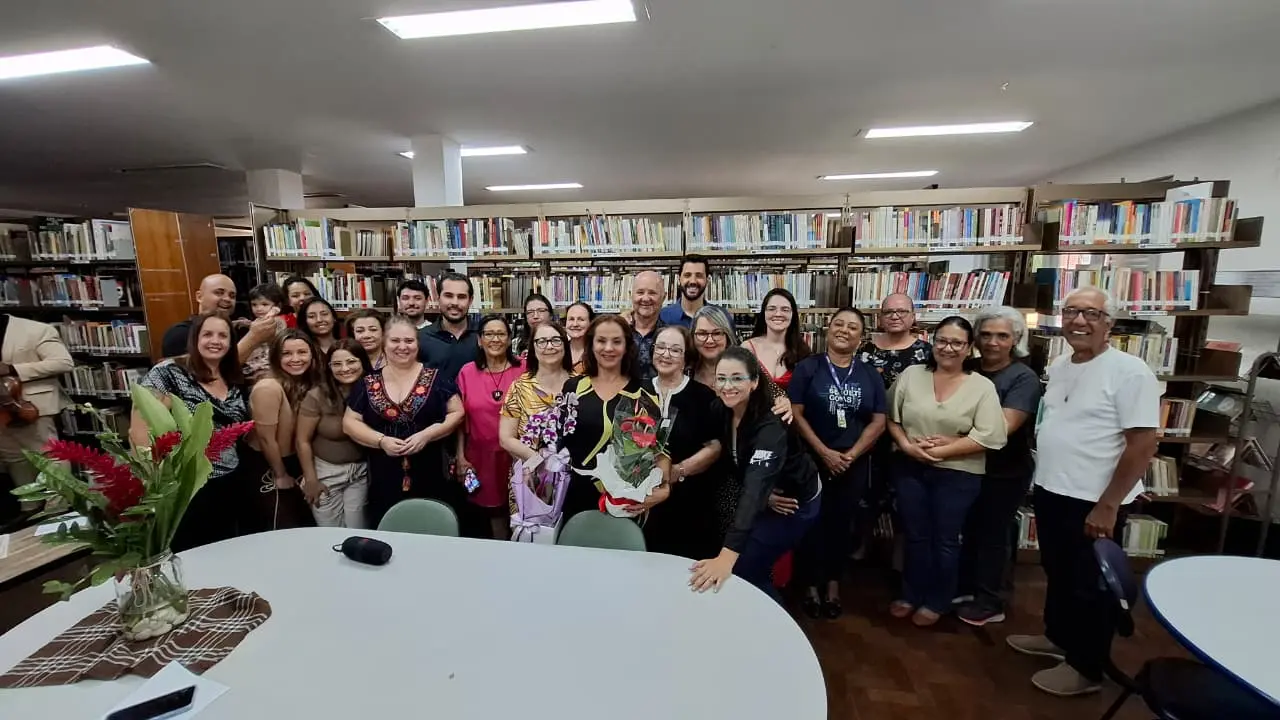 Servidora da Biblioteca Pio Vargas se aposenta após 15 anos e é homenageada em Goiânia