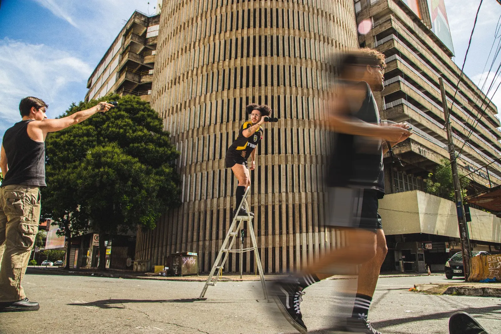 Cantor goiano estreia álbum com influências urbanas e referências à cena alternativa de Goiânia