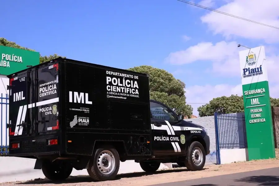 Mãe e filho são assassinados a tiros no meio da rua por homem em moto