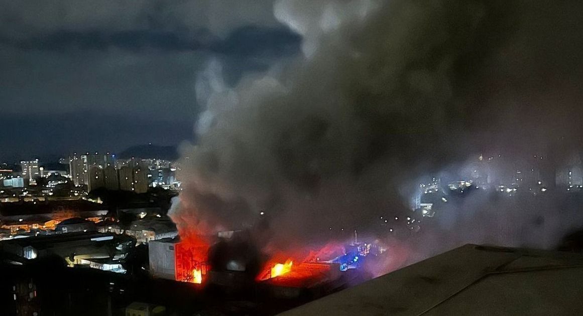 Incêndio em galpões na Lapa provoca coluna de fumaça em SP