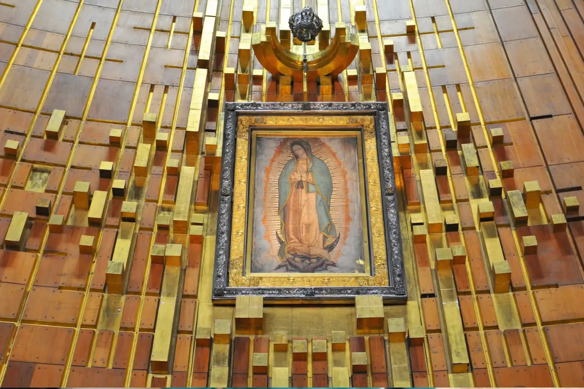quadro de Nossa Senhora de Guadalupe intacto após queda no Totus Tuus