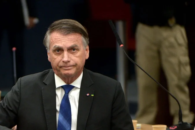 Jair Bolsonaro presta depoimento sobre pistola apreendida no DF