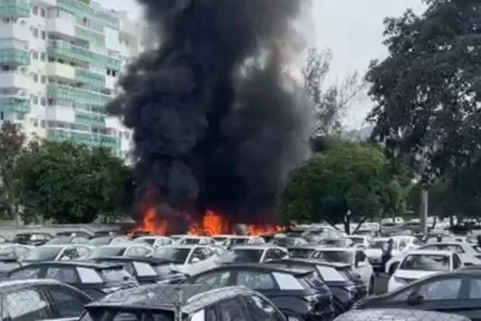 Queda de helicópteros deixa mortos e provoca explosões no Rio de Janeiro