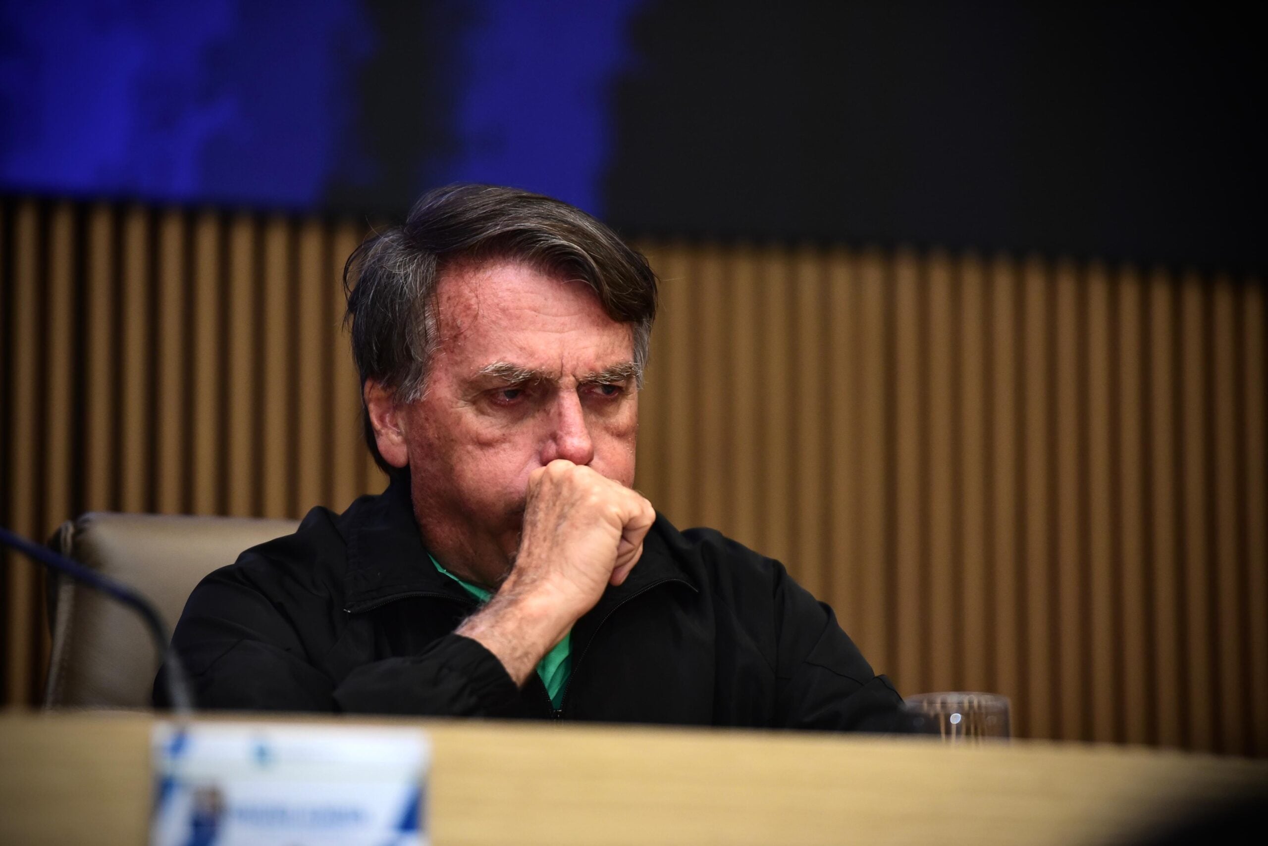 Bolsonaro apresenta soluços acima da média, mostra médico