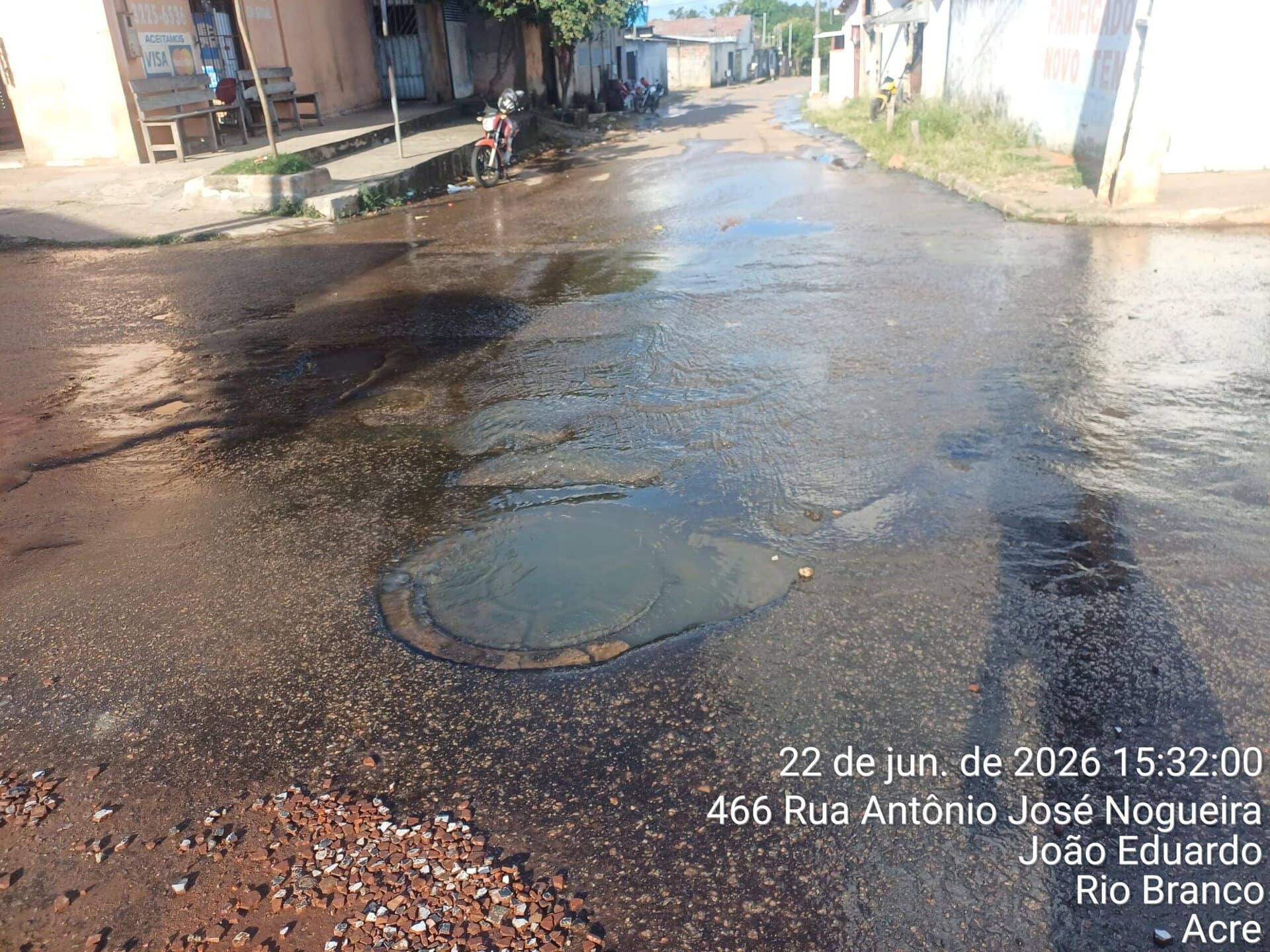 Morador denuncia esgoto estourado e cobra solução no bairro João Eduardo