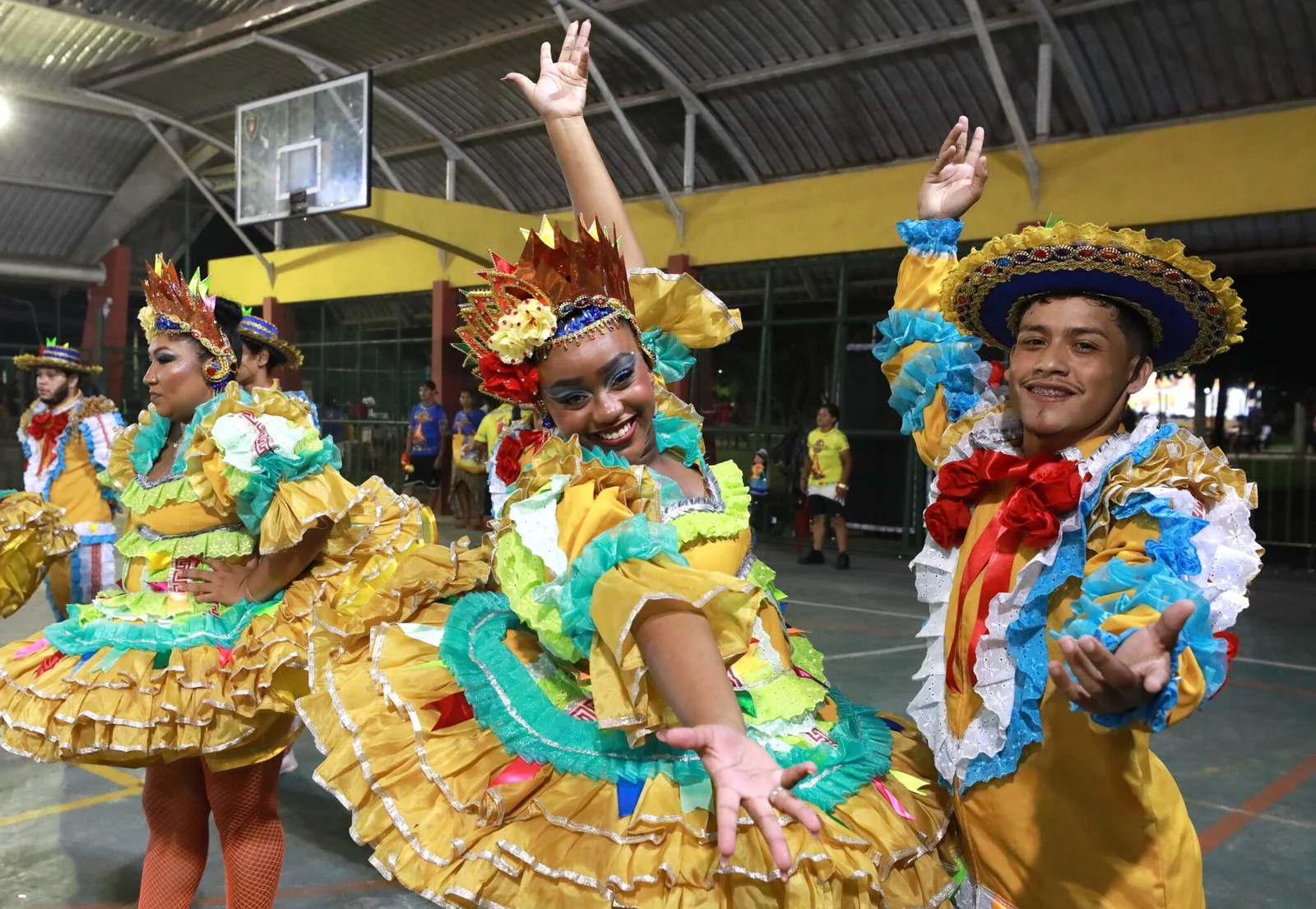 Quadrilhas finalistas se apresentam na Praça Waldemar Henrique durante o Arraial de Belém 2026