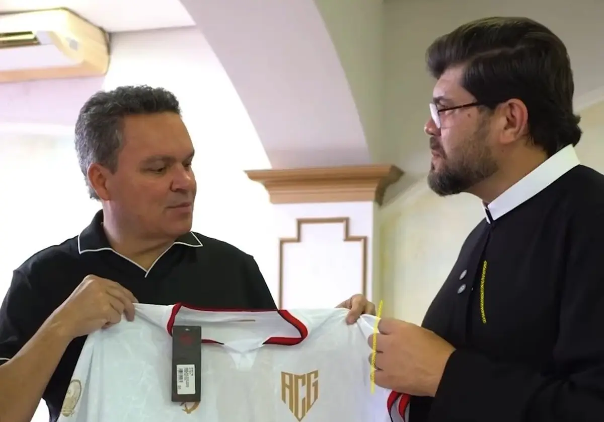 Presidente do Atlético entrega camisa a Padre de Trindade