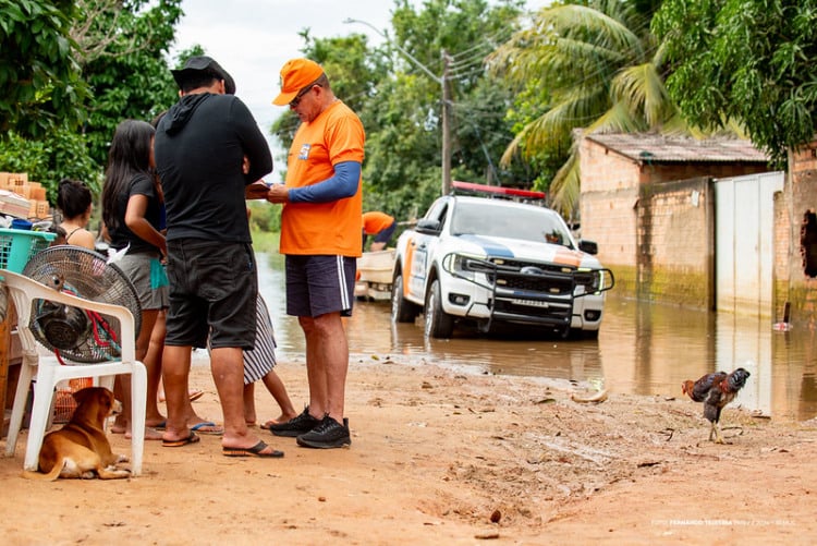 Família é retirada de APP em Boa Vista por cheia do rio Branco