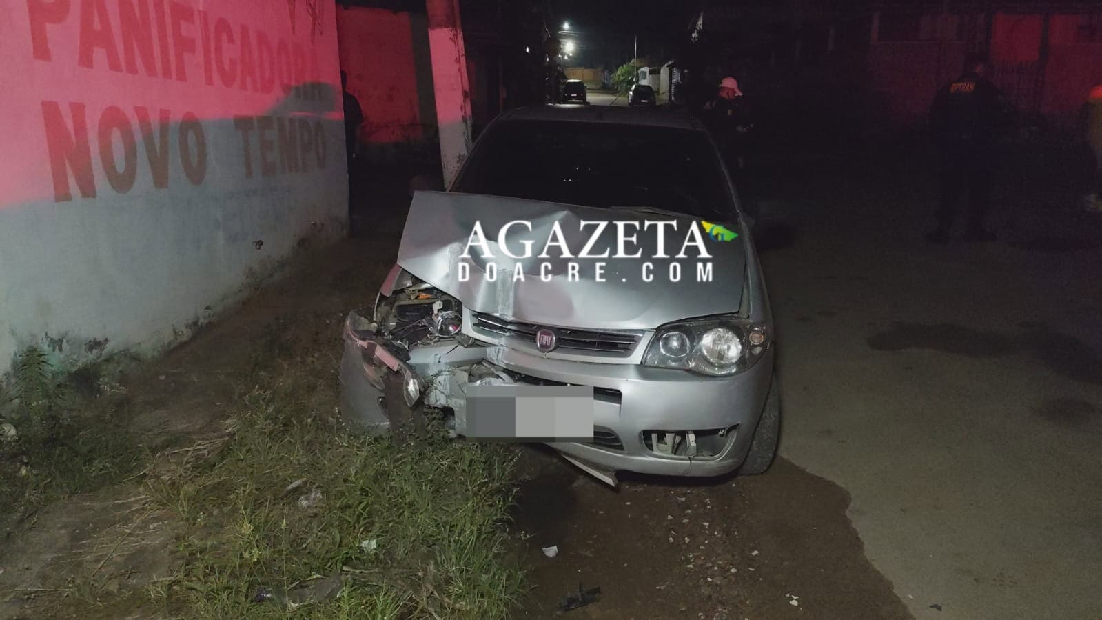 Carro fica destruído após batida contra poste ao lado de igreja