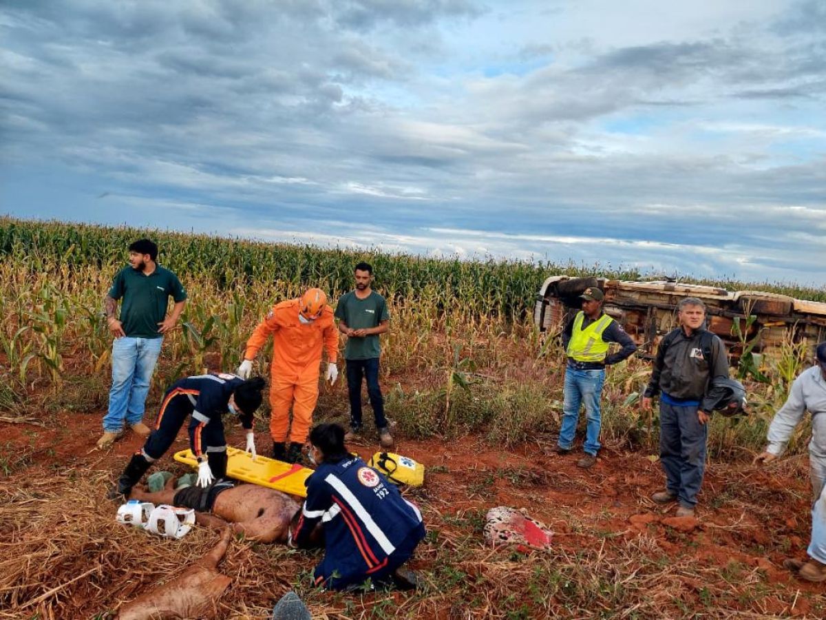 Bombeiros socorrem vítima ejetada após capotamento na MT-140…
