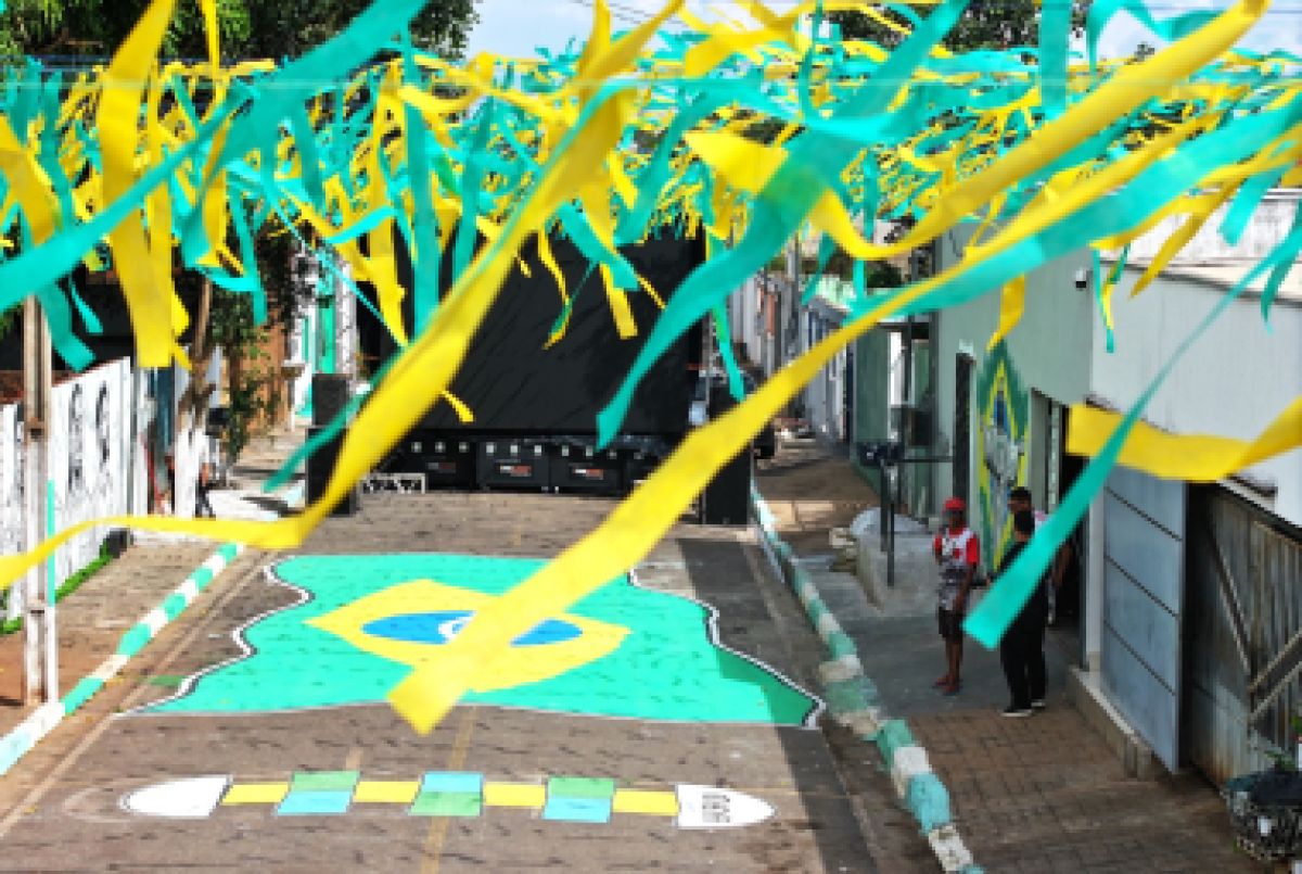 Campanha que instala telões para os jogos da Copa em ruas decoradas abre nova votação em Cuiabá…