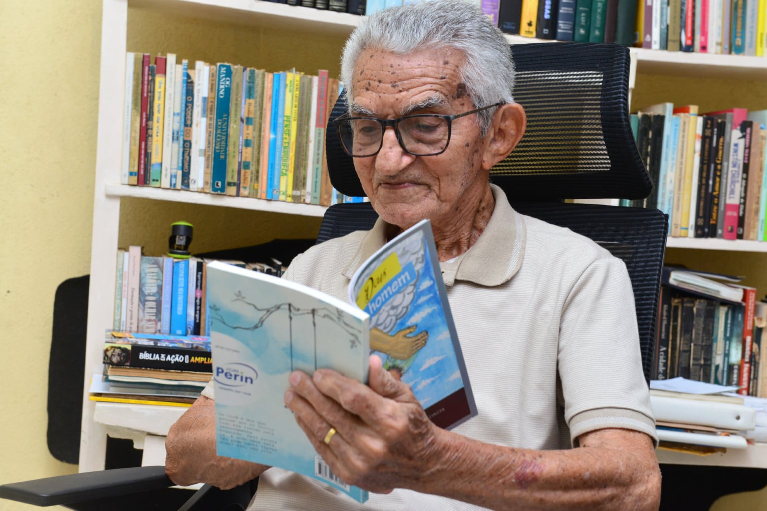 Livro de Afonso Rodrigues reúne folhetins publicados na imprensa roraimense e volta a ser vendido em Boa Vista