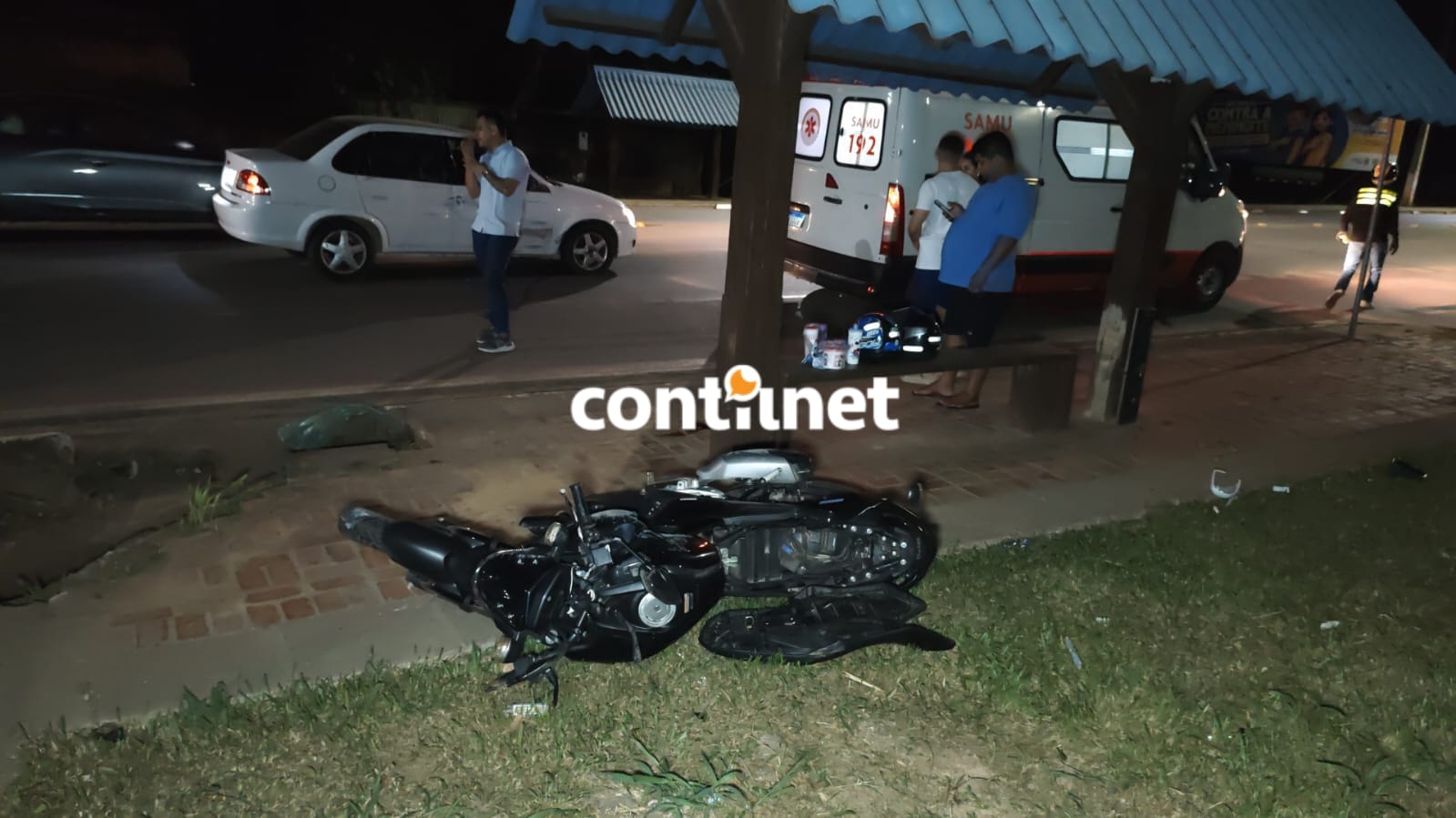 Motociclista atinge parada de ônibus após colisão com carro em Rio Branco