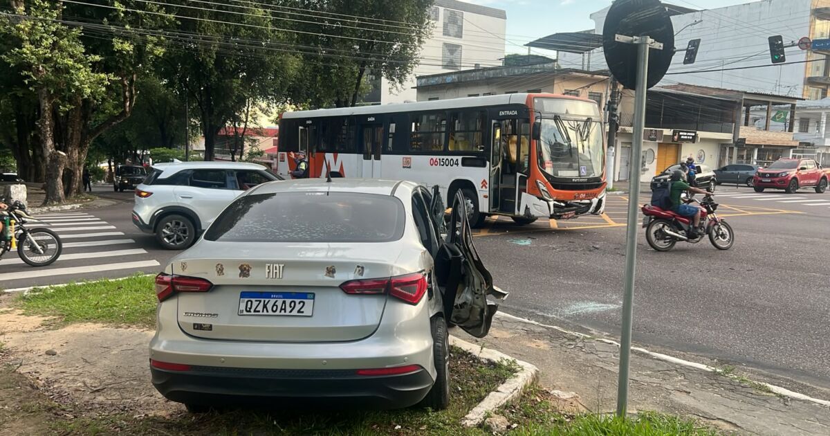 colisão entre carro e ônibus causa transtorno na Avenida Carvalho Leal