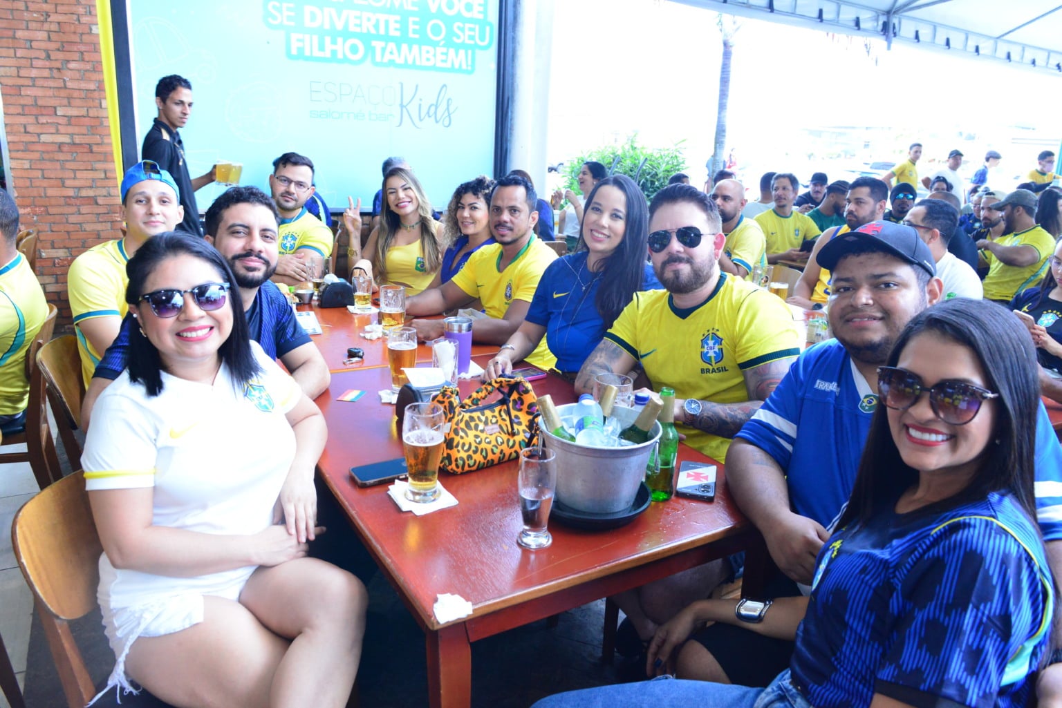 Torcedores se reúnem em shopping de Boa Vista para acompanhar Brasil e Escócia na Copa do Mundo