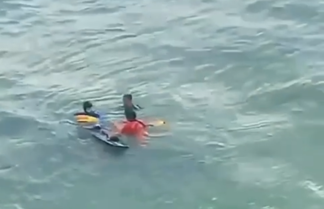Bombeiros resgatam praticantes de kitesurf na praia do Atalaia, em Salinas