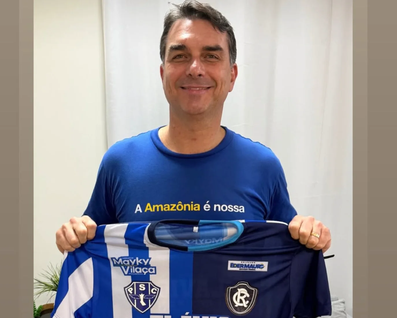 Em pré-campanha no Pará, Flávio Bolsonaro ganha camisa unida de Remo e Paysandu