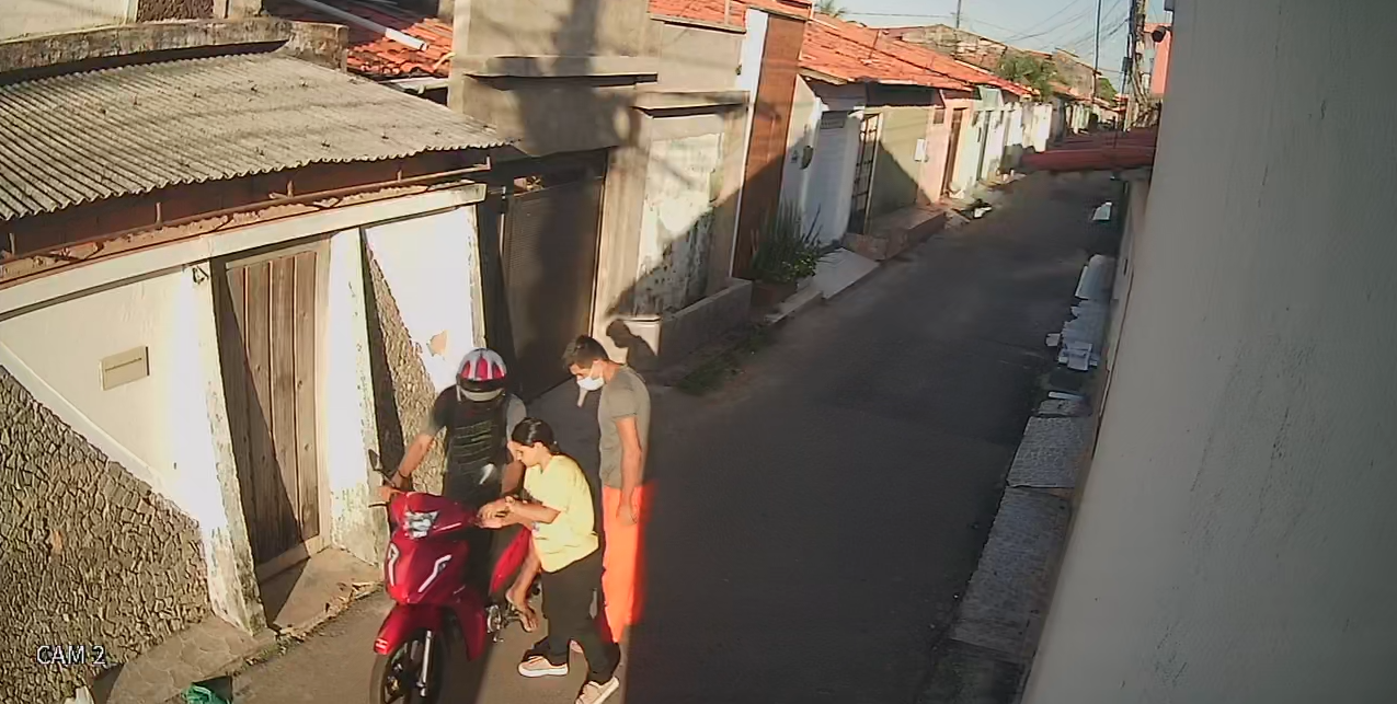 VÍDEO: Mulher tem moto roubada e assaltantes pedem ajuda para dar a partida na Cidade Operária