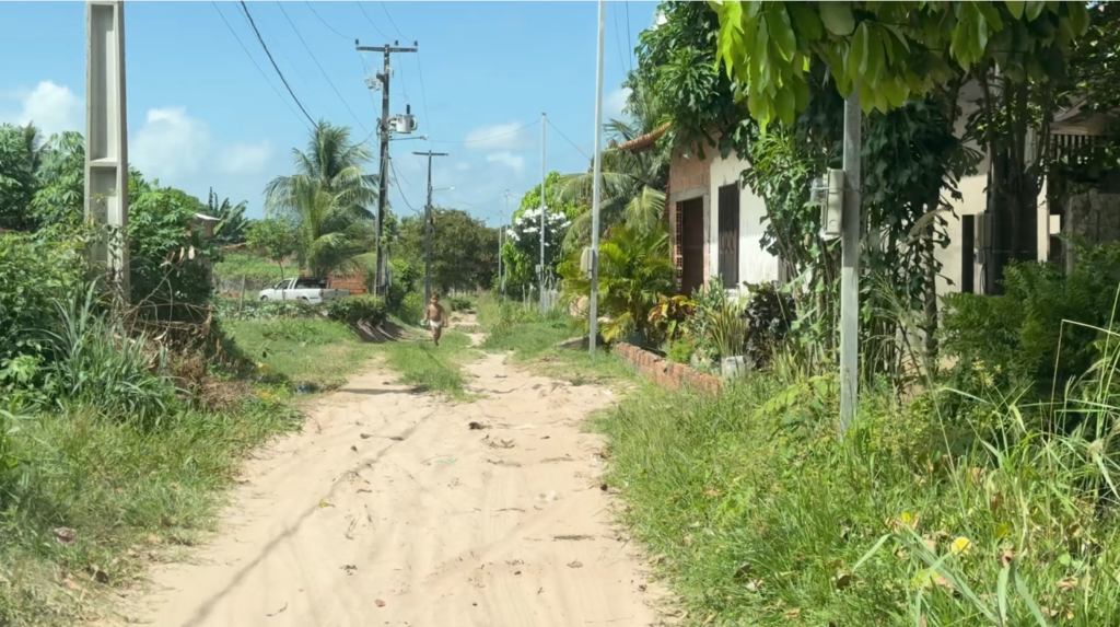 Sem asfalto, iluminação e coleta de lixo, moradores pedem socorro na Raposa
