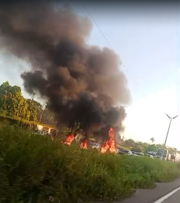 Moradores interditam trecho da BR-135 em Bacabeira