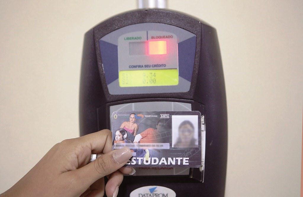 Operação prende quatro suspeitos de fraudar meia-passagem em ônibus