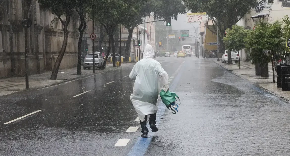 Sul, Sudeste e Centro-Oeste podem ter final de semana de chuva intensa