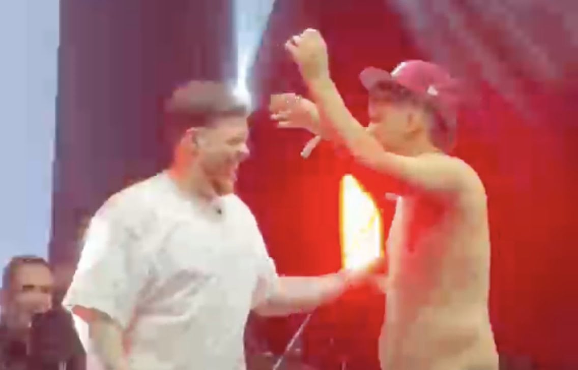 Menino Lucicleudo ganha boné de Ferrugem durante show em Rio Branco