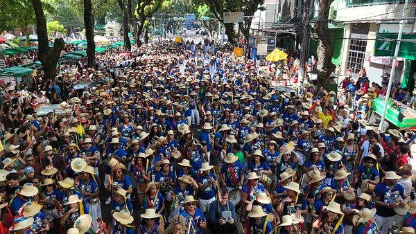 Multidão toma as ruas de Belém na abertura da temporada do Arrastão do Pavulagem