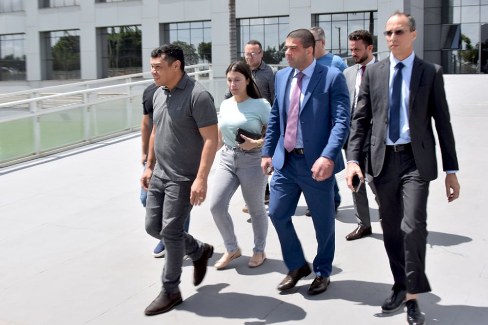 Tayla Peres deixa a sede da PF e não comenta investigação