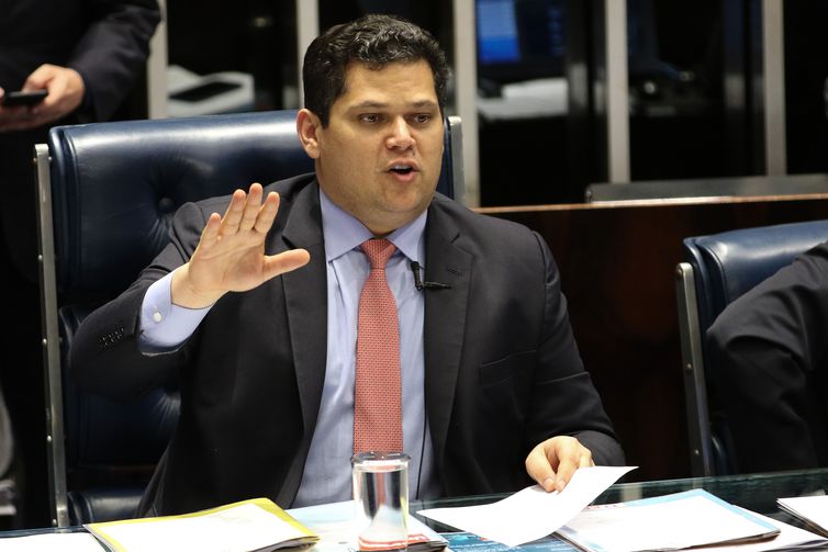 Alcolumbre sugere ajustes na escala 6×1 e tramitação da PEC em comissões