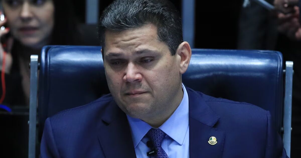 Alcolumbre trava tramitação da PEC do fim da 6×1 no Senado