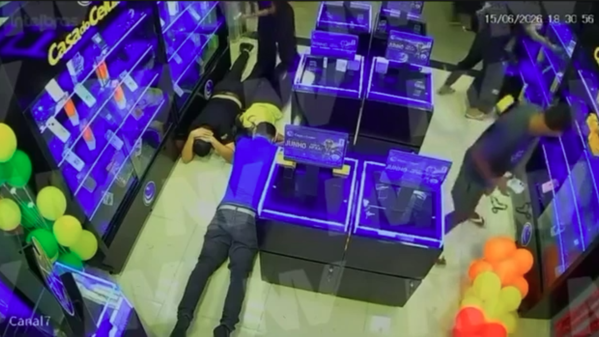 Trio invade loja de celulares e rouba dezenas de aparelhos em São Luís