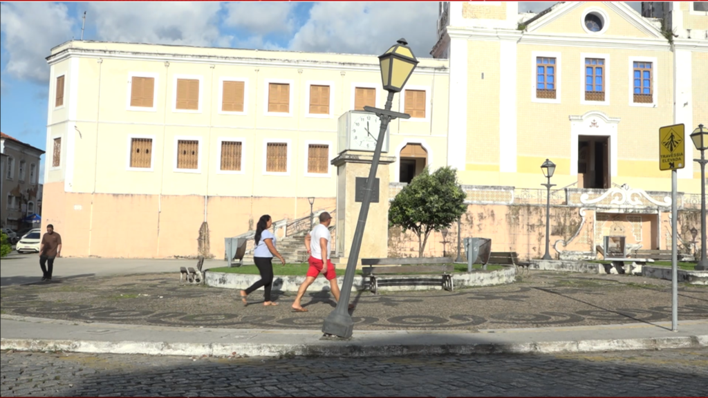 Praça João Lisboa sofre com falta de conservação em São Luís