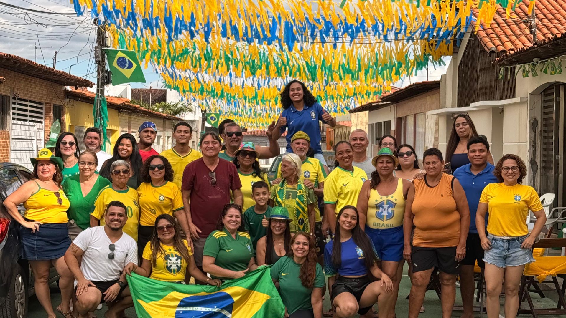 Conheça a rua onde a torcida pela Seleção fortalece a união entre vizinhos há quase 30 anos