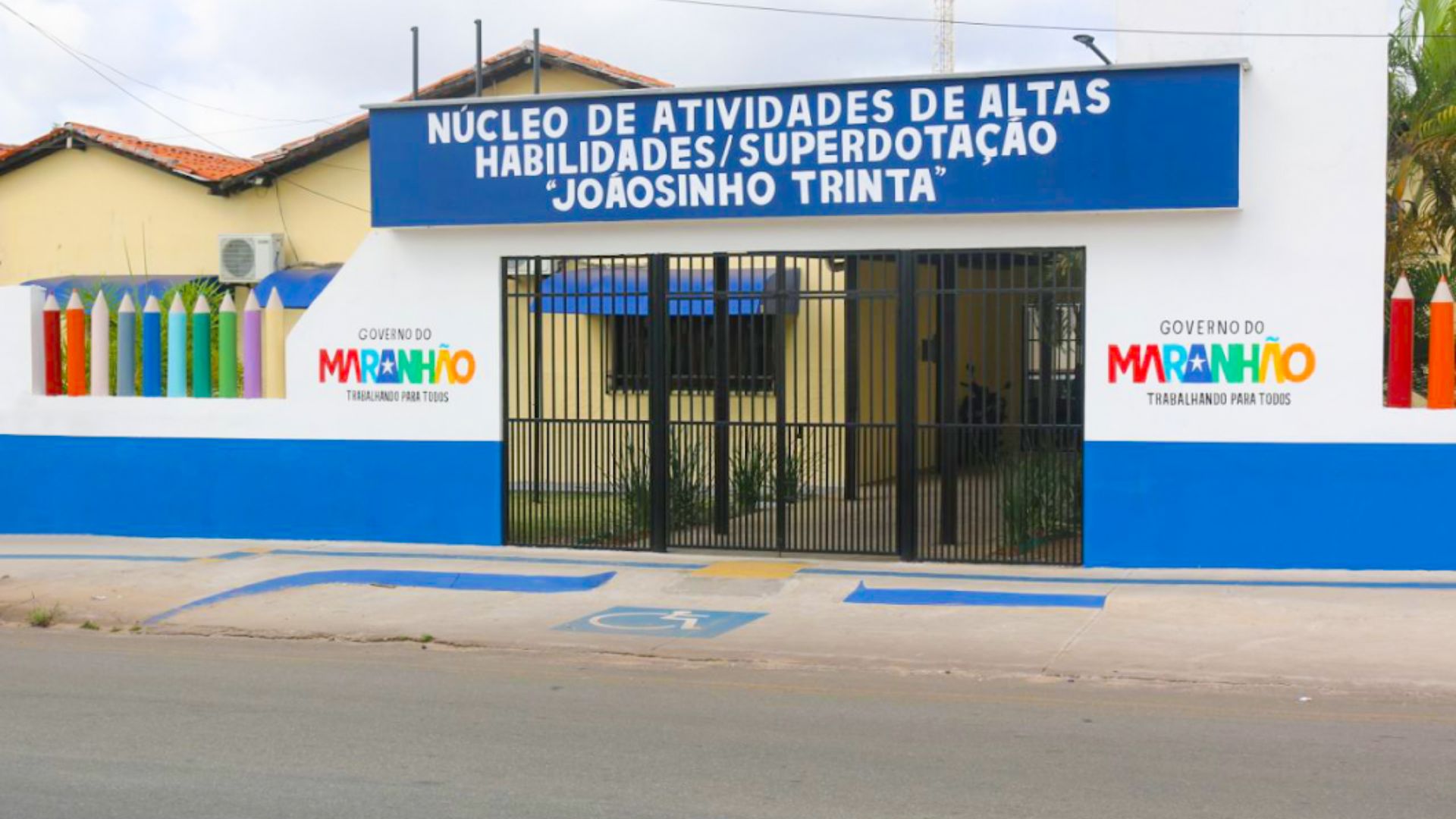 Homem em surto sobe em telhado de escola, arremessa telhas e mobiliza força-tarefa em São Luís