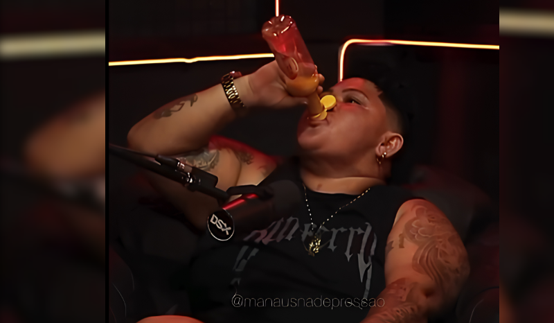 influenciadora de Manaus toma frasco de pimenta em Podcast