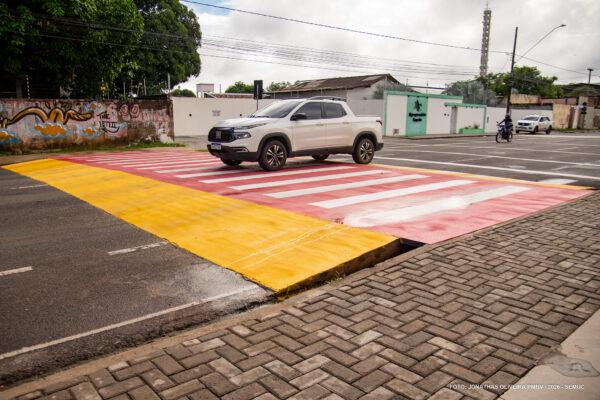 Faixas elevadas: estruturas instaladas em vias movimentadas ajudam a organizar o trânsito e proteger pedestres