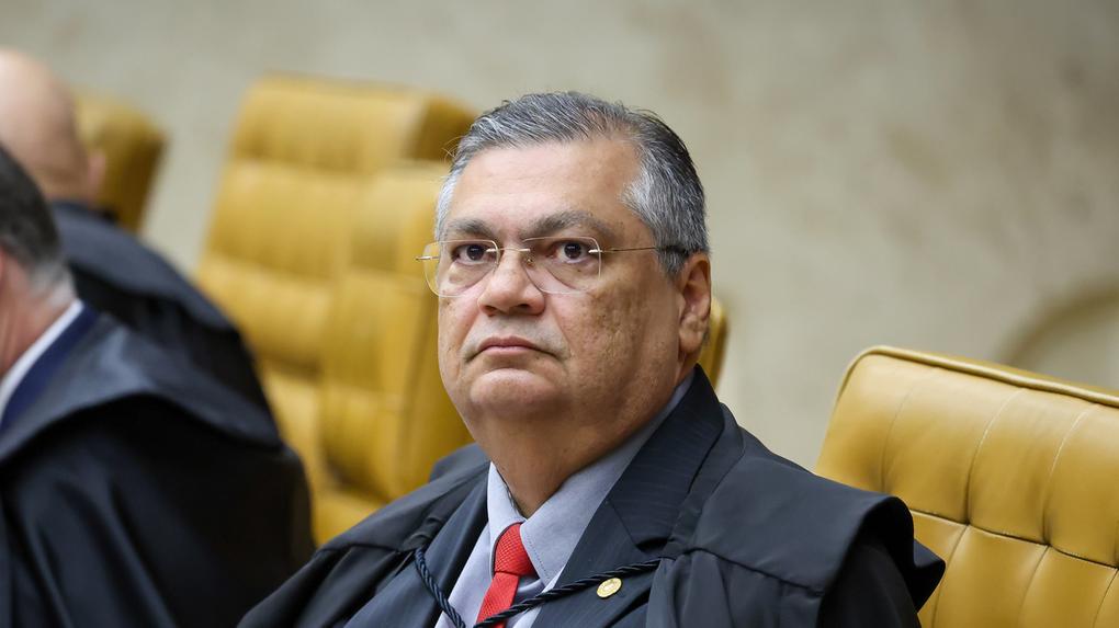 Dino sofre acidente doméstico, fratura o pé e cancela viagem a Portugal