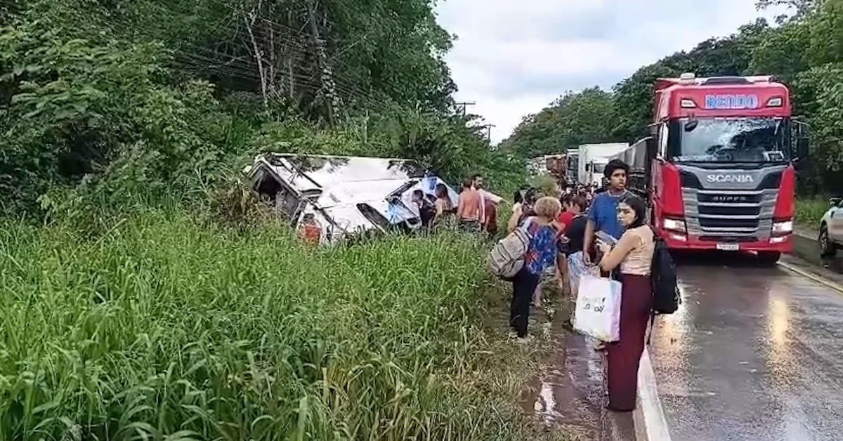 Ônibus com cerca de 30 passageiros tomba na PA-151