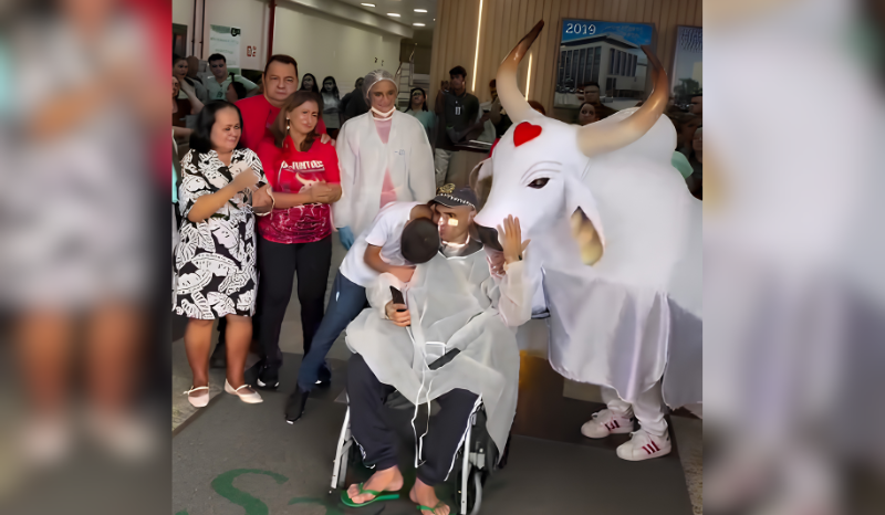 Capitão da PMAM recebe alta honraria e surpresa do Boi Garantido em hospital