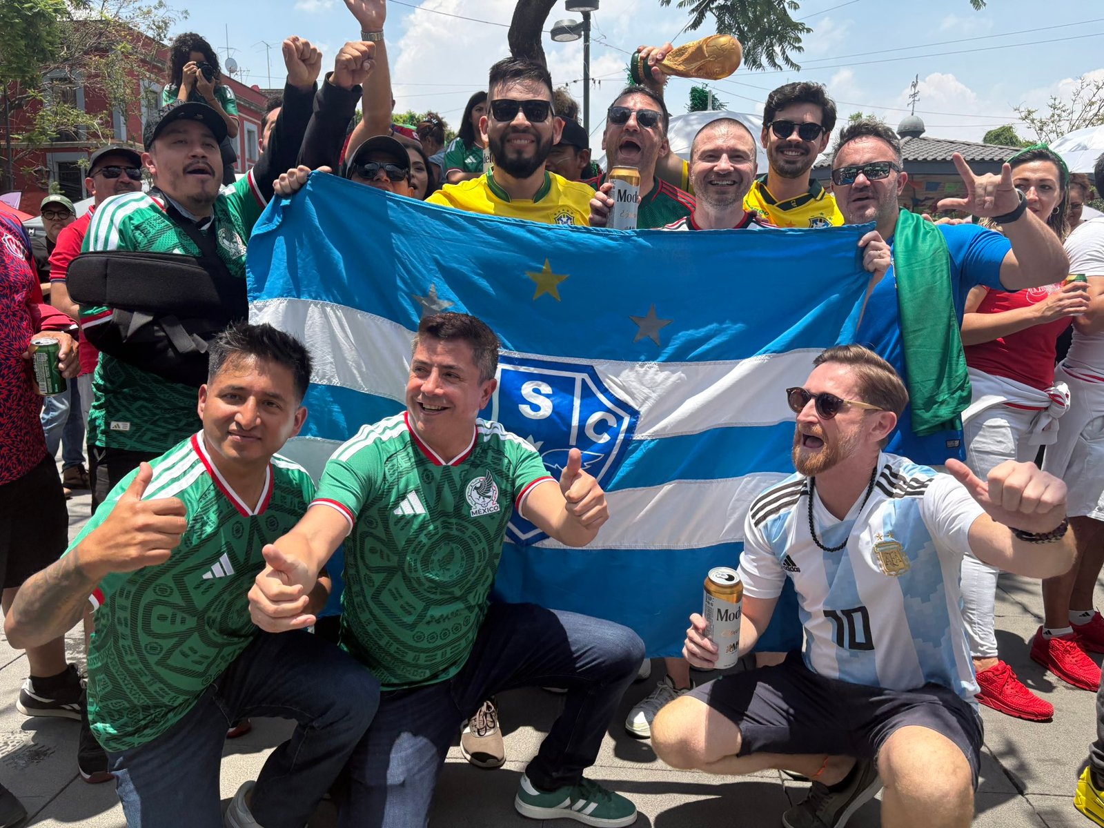 Bandeira do Paysandu ganha destaque em festas da Copa do Mundo nos Estados Unidos e no México