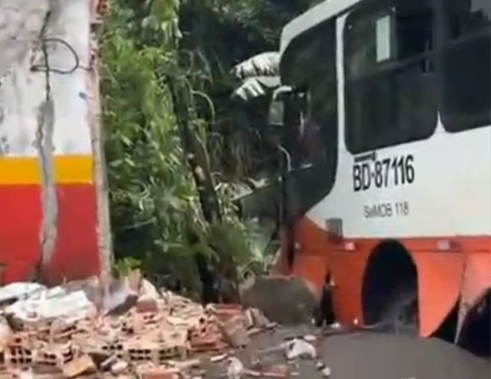 Ônibus perde o controle e bate em muro na avenida Arthur Bernardes, em Belém