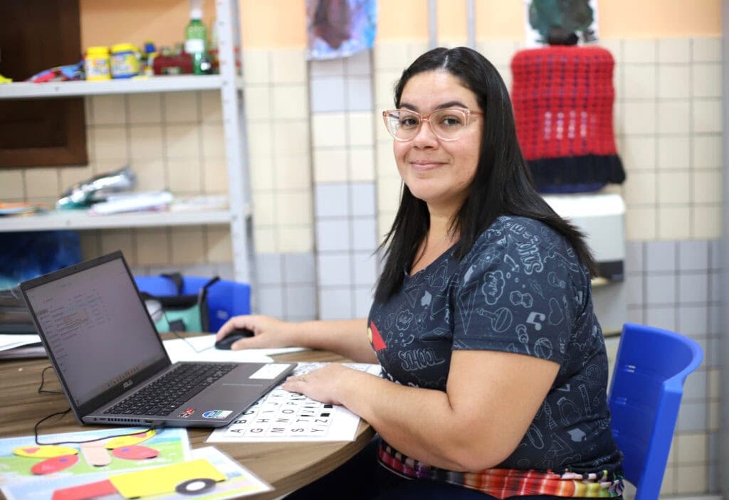 Educação do Acre orienta servidores sobre auxílio para compra de notebook e internet