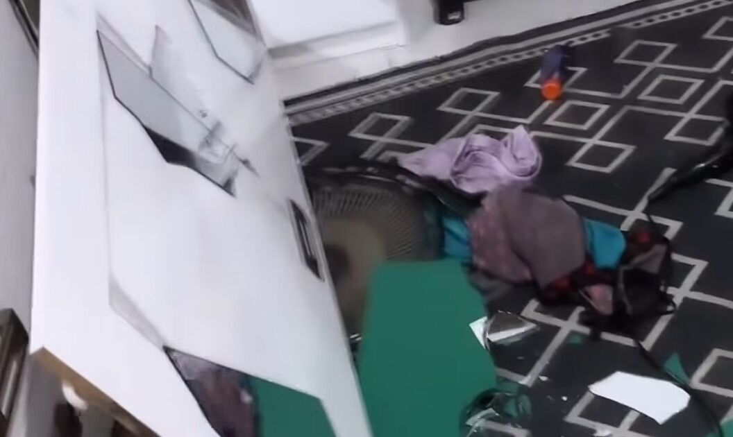 Mulher mostra casa destruída após ex não aceitar término