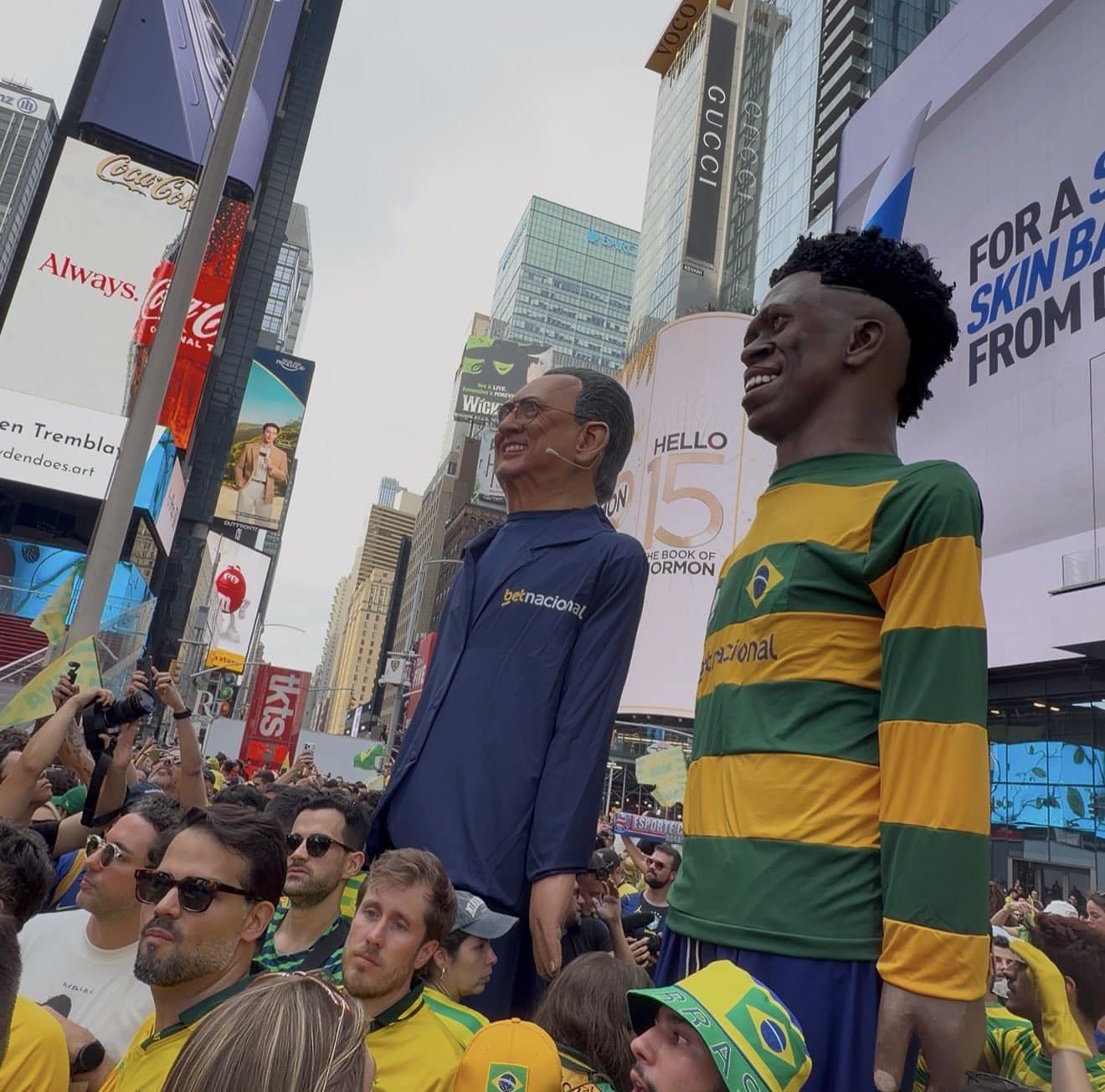 Bonecos de Olinda tomam conta da Times Square em festa de torcedores brasileiros antes da estréia da seleção
