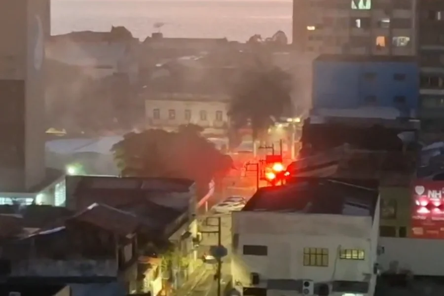 Vídeo: Incêndio atinge as proximidades do Largo da Palmeira, em Belém