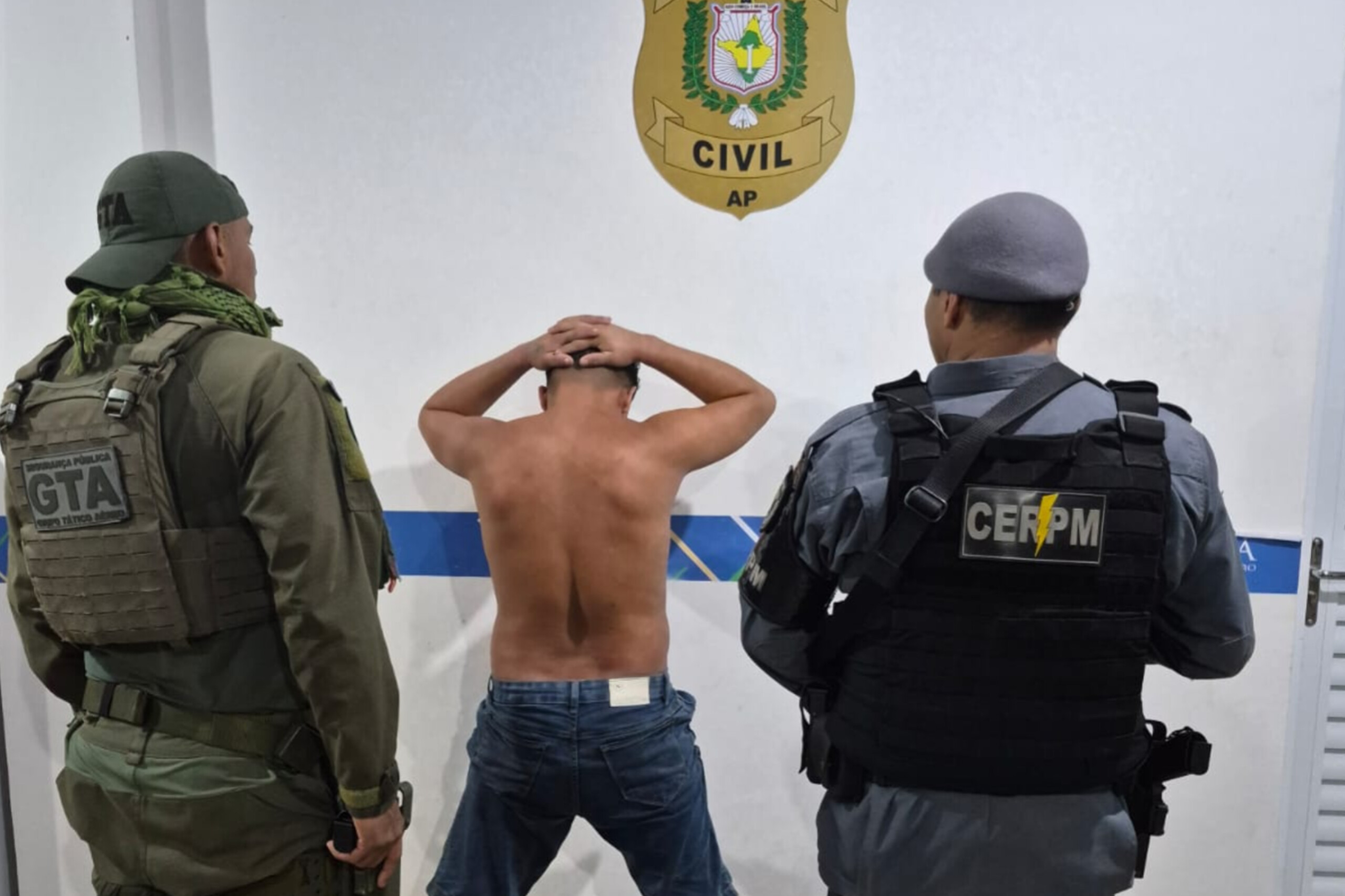 De tornozeleira, detendo é preso e confessa que tinha drogas enterradas nos fundos de casa abandonada – Diário do Amapá