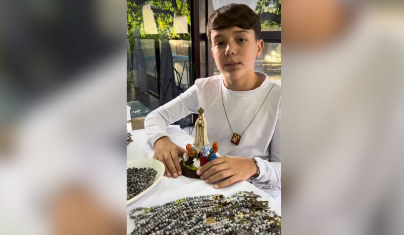 menino faz terços artesanais e leva conforto a crianças internadas