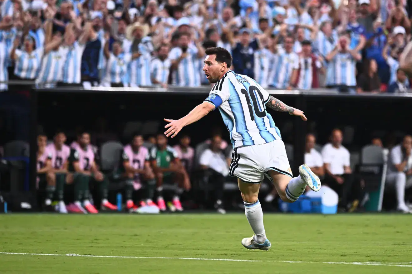 Com atuação histórica de Messi, Argentina vence Argélia na estreia da Copa