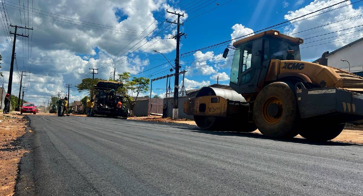 Rua Aparício de Moraes recebe asfalto após obras de drenagem em Porto Velho